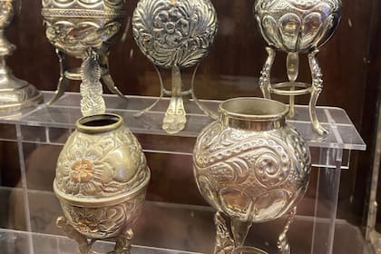 En exhibición pueden apreciarse ejemplares del siglo XVIII y XIX que reflejan el auge de la platería en el Río de la Plata, mayormente elaboradas por orfebres de renombre