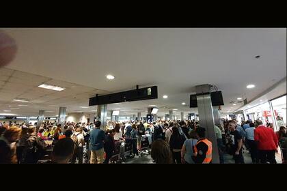 En Ezeiza reina el caos por los vuelos demorados y cancelados
