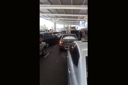 En Ezeiza reina el caos por los vuelos demorados y cancelados