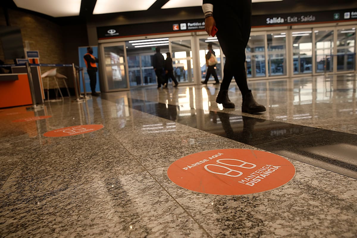 En Ezeiza se instalaron señales en el piso para mantener la distancia en las filas