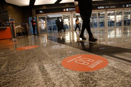 En Ezeiza se instalaron señales en el piso para mantener la distancia en las filas