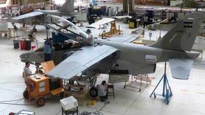 Fadea. el taller donde se reparan aviones que está ubicado en Córdoba, podría pasar a pertenecer a esa provincia