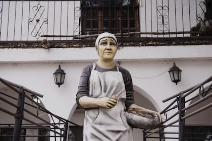 En Famaillá, capital nacional de la empanada, se hace una escultura a cada campeona de la empanada y se la ubica en algún atractivo turístico