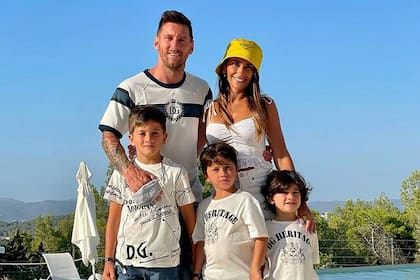 En familia: Antonela Roccuzzo y Lionel Messi disfrutaron de las vacaciones en Miami, República Dominicana e Ibiza, con sus hijos. ¿Irán todos juntos a París?