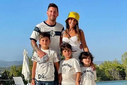 En familia: Antonela Roccuzzo y Lionel Messi disfrutaron de las vacaciones en Miami, República Dominicana e Ibiza, con sus hijos. ¿Irán todos juntos a París?