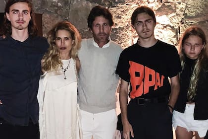 En familia, con Justo Saavedra, y sus tres hijos (de izquierda a derecha) Tazio, Octavio y Amalia.