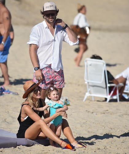 En familia. Con su novio, el DJ Meme Bouquet, y su pequeña heredera, María del Cerro se relajó en las playas de Punta del Este