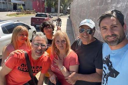En familia: con su padre, su madre, su hermano, su sobrino y su cuñada, en San Juan