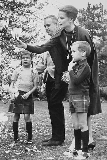 En familia durante una visita en 1963 a la casa donde se crio la princesa Grace, en Filadelfia, donde los chicos visten el mismo género a cuadros en sus prendas.