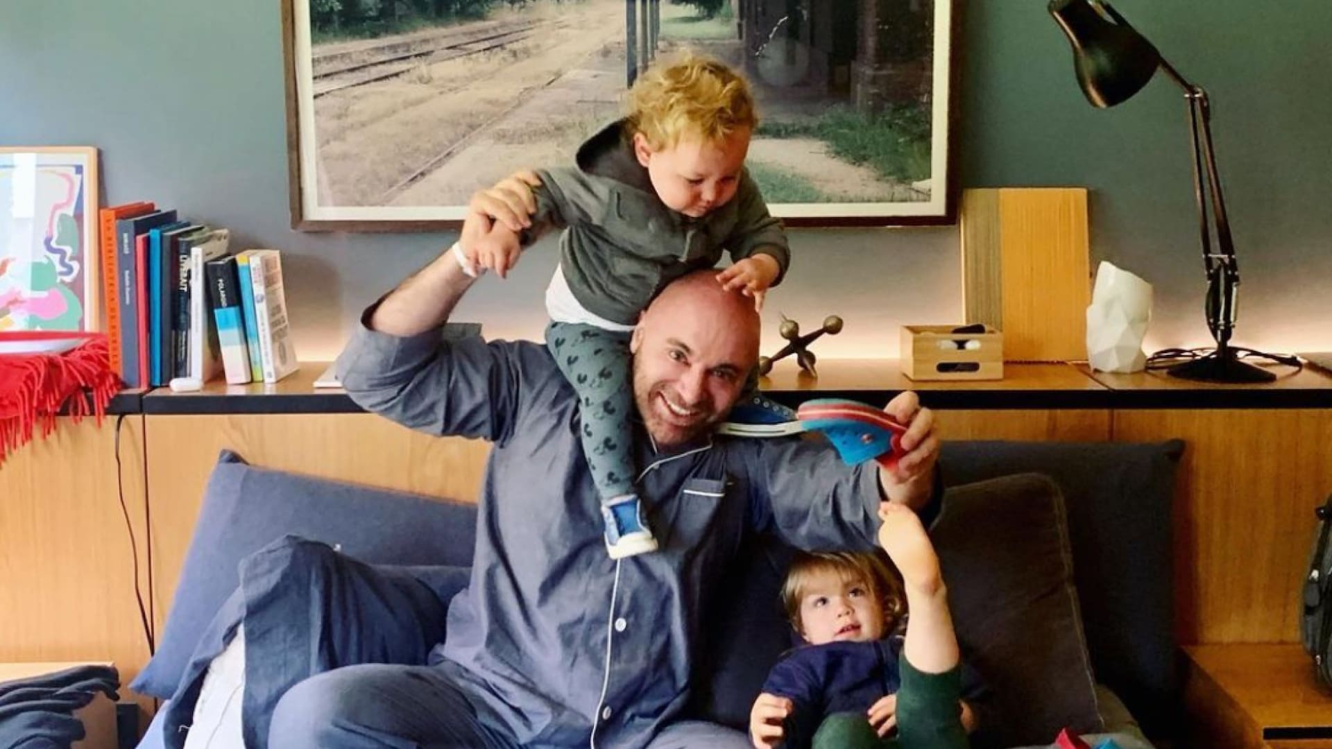 En familia, Germán con sus hijos en casa luego de darle el alta por COVID