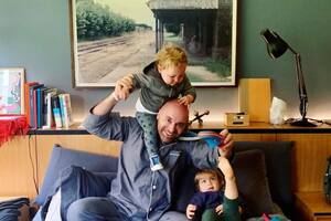 En familia, Germán con sus hijos en casa luego de darle el alta por COVID