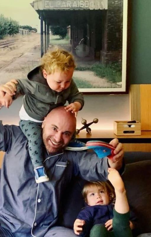 En familia, Germán con sus hijos en casa luego de darle el alta por COVID