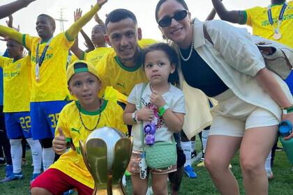 En familia, Junior Mendieta disfruta de la conquista de la Superliga Africana con la camiseta de Sundowns