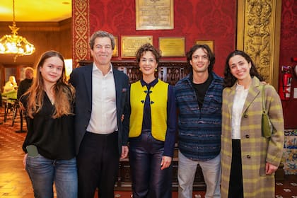 En familia. La presidente de la Asociación, Carolina Petroni de Bereciartua, junto a su marido, Pablo Bereciartua y a Paula, Fermín y Felicitas Bereciartua