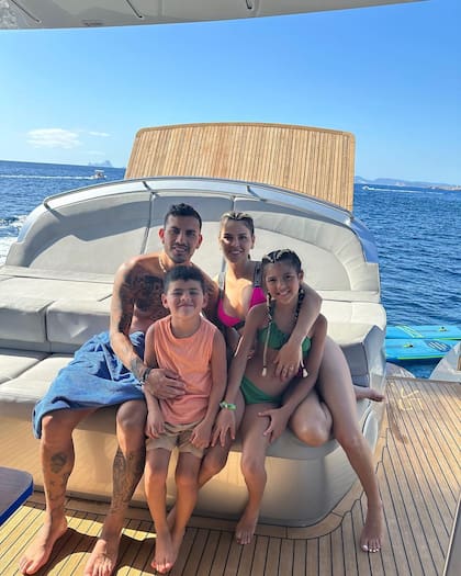 En familia: Leandro Paredes, Camila Galante y sus dos hijos Giovanni y Victoria
Foto: @ccamilagalantee