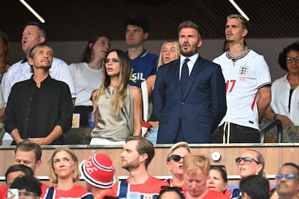 ¡En familia! Los Beckham fueron capturados por los flashes en los cuartos de final que enfrentaron a Inglaterra y a Noruega