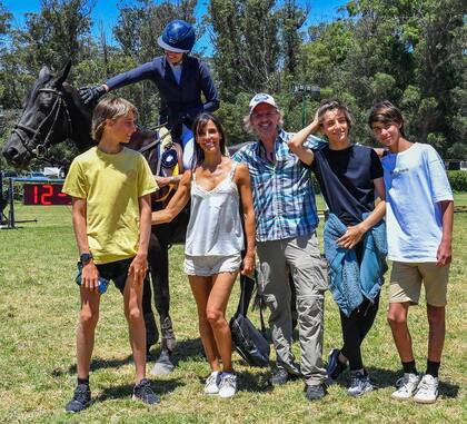 En familia: postal de una tarde de equitación de Facundo Arana, María Susini y sus hijos, a comienzos de 2024
(Foto: Instagram @facundoaranatagle)