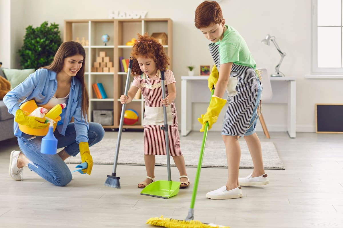 En familia y con un plan de orden y limpieza mes a mes, se pueden mejorar todos los ambientes de la casa (Canva)