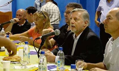 En febrero, Aranguren se reunió con representantes de la comunidad de Telsen