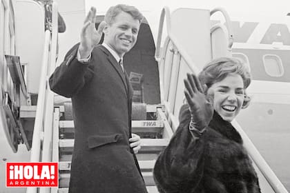 En febrero de 1962, junto a su marido, el fiscal general Robert Kennedy, saluda desde la escalera del avión antes de partir a una gira por veintiséis países de Europa y Asia