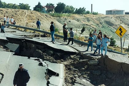 En febrero de 1995, una grieta de más de 5 metros sobre la ruta nacional 3 dividió a Comodoro Rivadavia y al país en dos