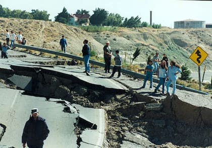 En febrero de 1995, una grieta de más de 5 metros sobre la ruta nacional 3 dividió a Comodoro Rivadavia y al país en dos