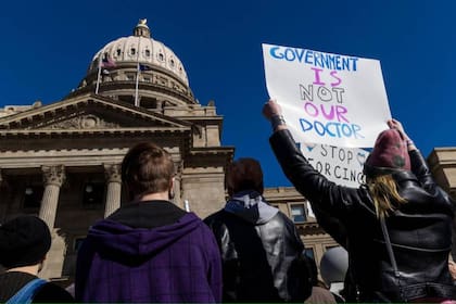 En febrero de 2023, cientos de personas se reunieron frente al Capitolio de Idaho en oposición a la legislación contraria a las personas trans que avanzaba en la Legislatura del estado