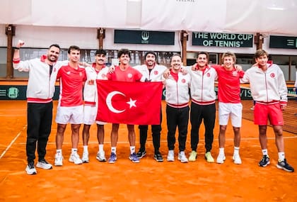 En febrero, el equipo de Copa Davis de Turquía le ganó a Eslovenia por 3-1, ganándose el boleto para medirse con la Argentina; ayer a la tarde ya se entrenaron en Neuquén