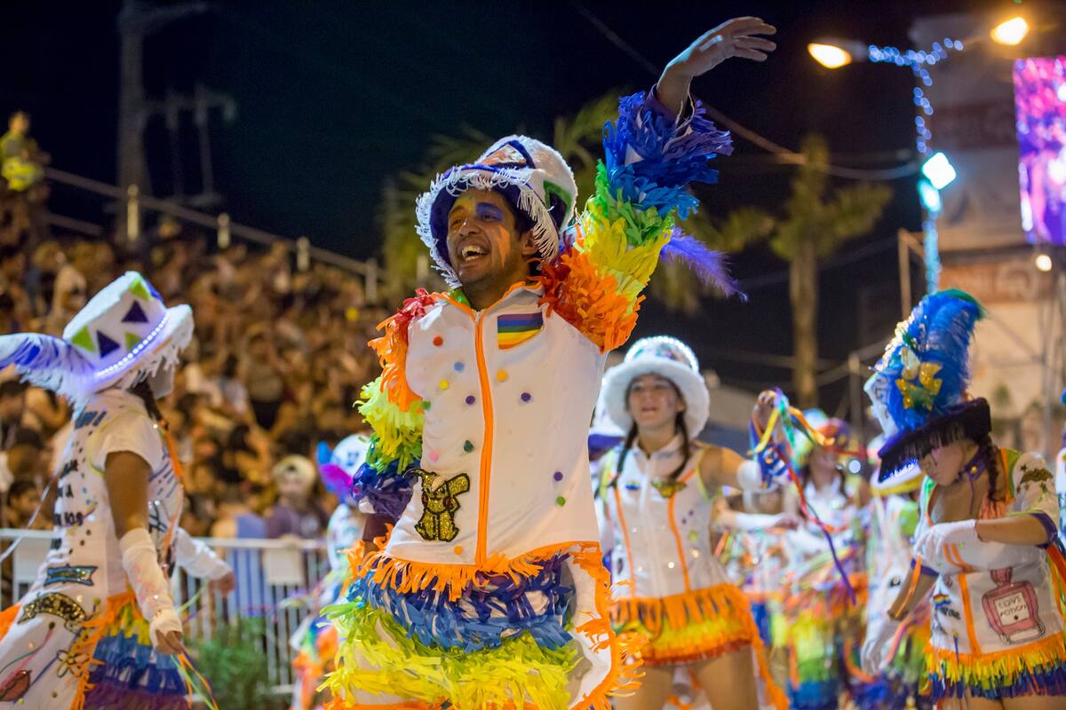En febrero los colores estallan en cada barrio de San Fernando. En el fin de semana de carnaval se monta un corsódromo a lo largo de siete cuadras. Es uno de los festivales de murgas más importante del conurbano.