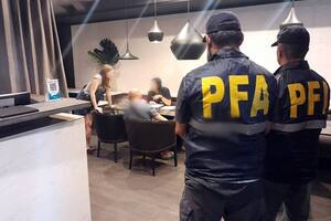 La Justicia no descarta la participación de agentes de Migraciones y allanó hoteles de lujo