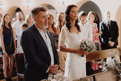 En febrero pasado y tras doce años juntos, la pareja se casó en una iglesia de Benavídez. “Milo quería casarse más que yo, lo que pasa es que soy un poco fóbica, me cuesta estar en el foco. Festejamos en casa, con familiares y amigos. Mi papá está grande, así que fue muy lindo juntar a toda la familia”, cuenta Luciana.