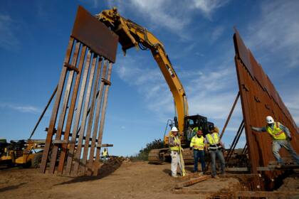 En febrero se instalaron picos antiescalada en el muro para evitar que los migrantes escalen el muro