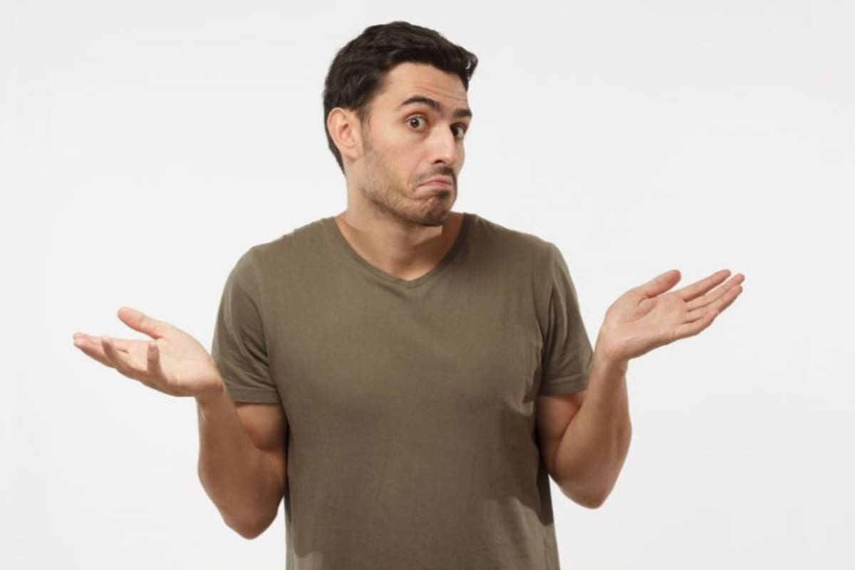 En filosofía, el escepticismo tiende a ser más sobre la duda que sobre la afirmación negativa, por lo que no es tanto negar algún punto de vista sino cuestionarlos todos