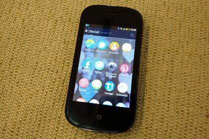 En Firefox OS el panel inicial sugiere aplicaciones y contenido específico a partir de una búsqueda