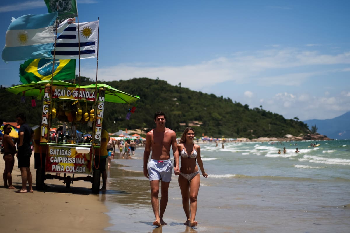 En Florianópolis los argentinos vuelven a ser protagonistas de las playas del sur de Brasil, se espera que esta temporada llegue un 27% más de visitantes que el año pasado; los turistas destacan los bajos precios y la buena predisposición de los comerciantes locales