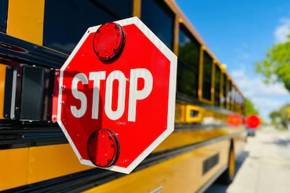 En Florida está prohibido rebasar autobuses escolares que estén detenidos con señalización
