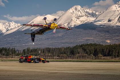 En formación. El Red Bull RB7 de F1 y el Extra 300 SR de la Air Race con los aceleradores a fondo