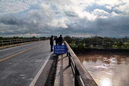 En Formosa, el puente es inaccesible y el río termina separando a padres e hijos, parejas o familiares que están en el lado chaqueño.