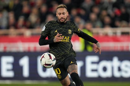 En foto del 11 de febrero del 2023, Neymar del PSG va por el balón en el encuentro ante el Mónaco en la liga francesa. (AP Foto/Daniel Cole)