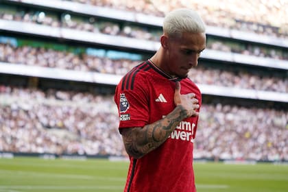 En foto del 19 de agosto del 2023, el brasileño Antony, del Manchester United, reacciona durante una encuentro ante el Tottenham en la Liga Premier. El lunes 4 de septiembre del 2023, dejan fuera a Antony de la convocatoria de Brasil tras acusaciones de violencia doméstica. (AP Foto/Alberto Pezzali)
