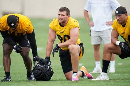 En foto del 27 de junio del 2022, el linebacker de los Steelers de Pittsburgh T.J. Watt observa un ejercicio durante el campamento de entrenamiento en Latrobe, Pennsylvania. (AP Foto/Keith Srakocic)