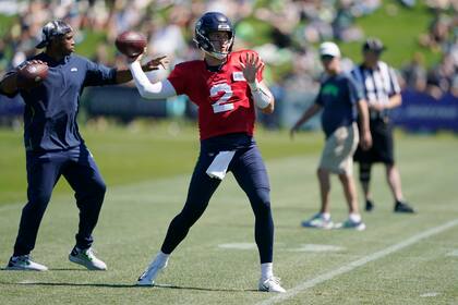 En foto del 3 de agosto del 2022, el quarterback de los Seahawks de Seattle Drew Lock en el entrenamiento del equipo en Renton, Washington. (AP Foto/Ted S. Warren)