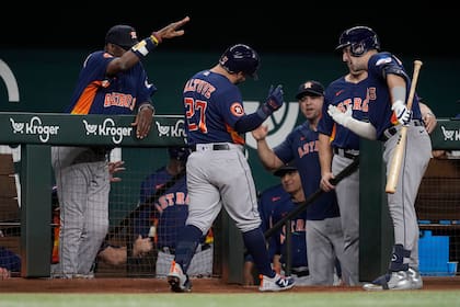 En foto del 5 de septiembre del 2023, el venezolano José Altuve celebra con el mánager Dusty Baker Jr. y Alex Bregman, tras su jonrón solitario ante los Rangers de Texas. (AP Foto/Tony Gutierrez)
