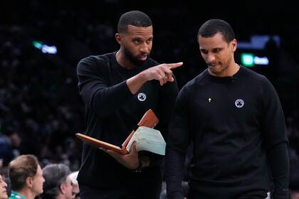 En foto del 7 de mayo del 2024, el asistente de los Celtics de Boston Charles Lee habla con el entrenador Joe Muzzalla en el juego de la segunda ronda de la postemporada ante los Cavaliers de Cleveland. El jueves 9 de mayo del 2024, Lee es contratado como nuevo entrenador de los Hornets de Charlotte. (AP Foto/Charles Krupa)