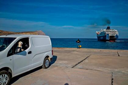 El ferry llega dos veces por semana y siempre es un evento notable entre los pobladores
