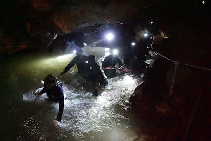Historia de los 13 jóvenes que sobrevivieron al frío, al agua y a la falta de comida