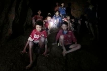 Los niños atrapados en una cueva en Tailandia
