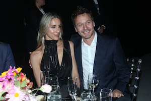 Benjamín Vicuña se mostró por primera vez en público con su nueva novia en una gala solidaria
