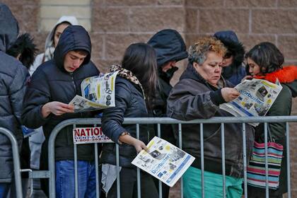 En Chicago, Illinois, los clientes hacen varias horas de cola para poder entrar a Best Buy Inc.