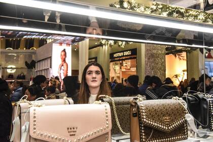 Un mujer mira carteras en un negocio en Nueva York